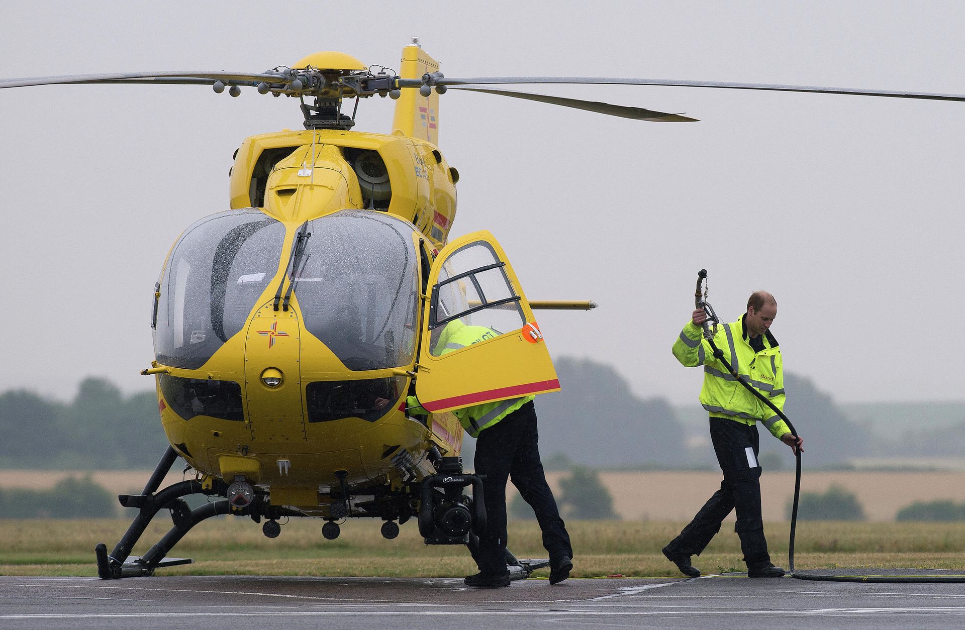 Britain's Prince William, the Duke of Cambridge refuels a helicopter as he begins his new job with the East Anglian Air Ambulance (EAAA) at Cambridge Airport on 13 July 2015 - Sputnik International, 1920, 05.12.2021