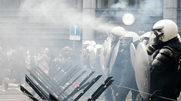 Police officers dressed in riot gear confront demonstrators during a protest against the Belgian government's restrictions imposed to contain the spread of the coronavirus disease (COVID-19), in Brussels, Belgium  - Sputnik International