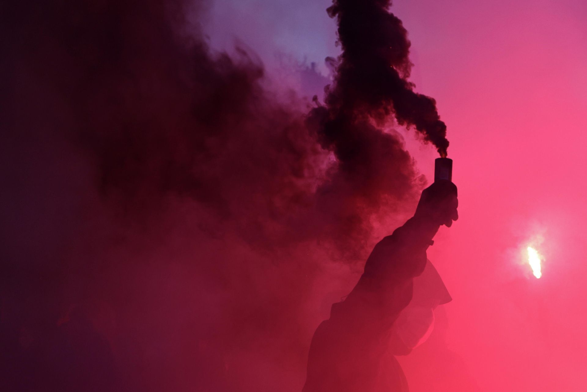 A person holds a smoke flare during a demonstration against French far-right commentator Eric Zemmour, a candidate in the 2022 French presidential election, in Paris, France, December 5, 2021. A person holds a smoke flare during a demonstration against French far-right commentator Eric Zemmour, a candidate in the 2022 French presidential election, in Paris, France, December 5, 2021. - Sputnik International, 1920, 05.12.2021