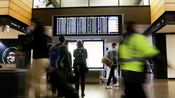 Travellers check a departures list at the ticketing level of Seattle-Tacoma International Airport before the Thanksgiving holiday in Seattle, Washington, U.S. November 24, 2021. - Sputnik International