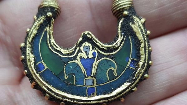 Gold earring - Sputnik International