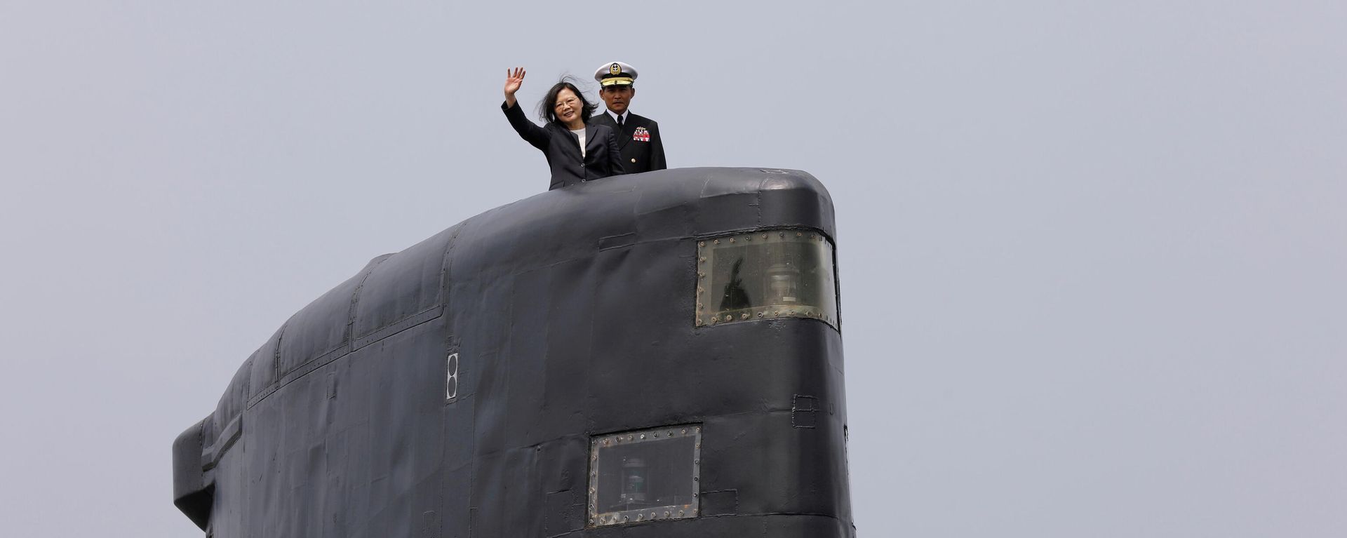 Taiwan President Tsai Ing-wen waves as she boards Hai Lung-class submarine (SS-794) during her visit to a navy base in Kaohsiung, Taiwan 21 March 2017. Taiwan President Tsai Ing-wen waves as she boards Hai Lung-class submarine (SS-794) during her visit to a navy base in Kaohsiung, Taiwan 21 March 2017. - Sputnik International, 1920, 06.12.2021