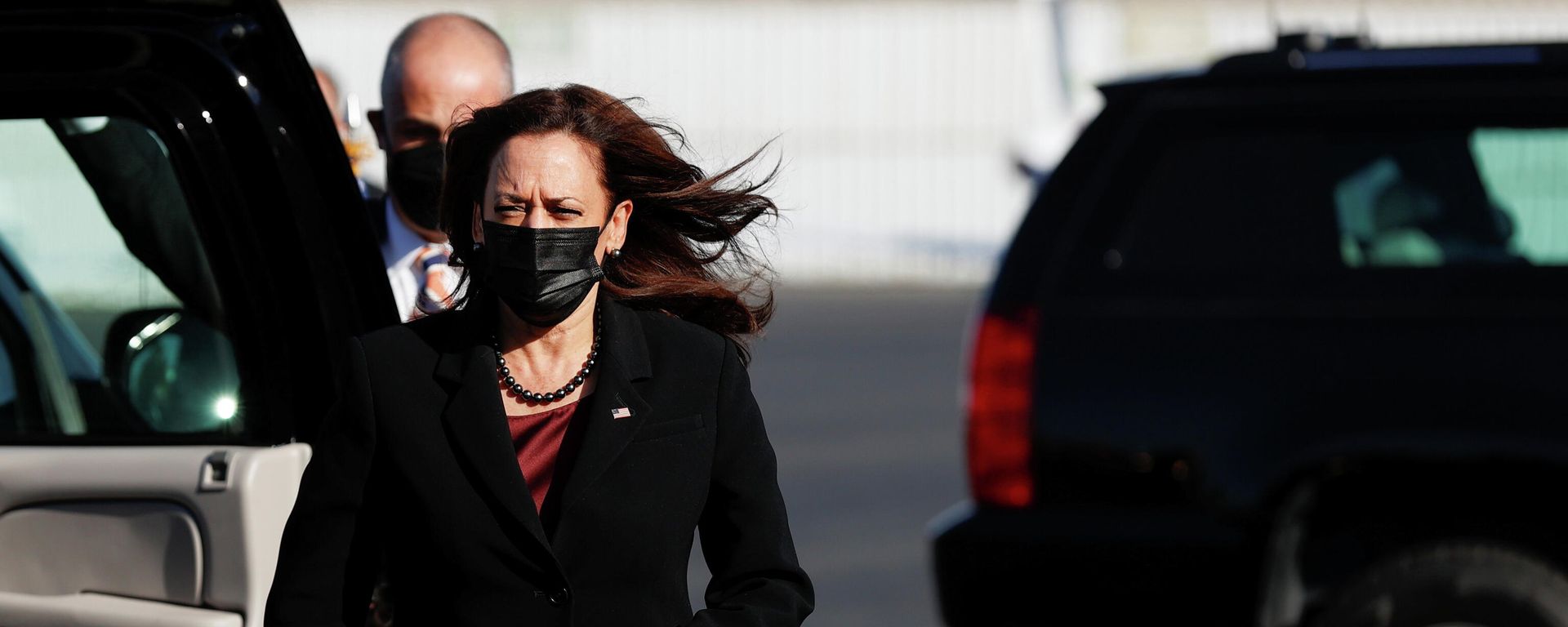 U.S. Vice President Kamala Harris walks before departing, at Charlotte Douglas International Airport, in Charlotte, North Carolina, U.S. December 2, 2021 - Sputnik International, 1920, 06.12.2021