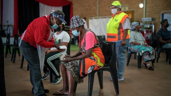 An Orange Farm, South Africa, resident listens to a nurse after receiving his jab against COVID-19 Friday Dec. 3, 2021 at the Orange Farm multipurpose center. South Africa has accelerated its vaccination campaign a week after the discovery of the omicron variant of the coronavirus - Sputnik International