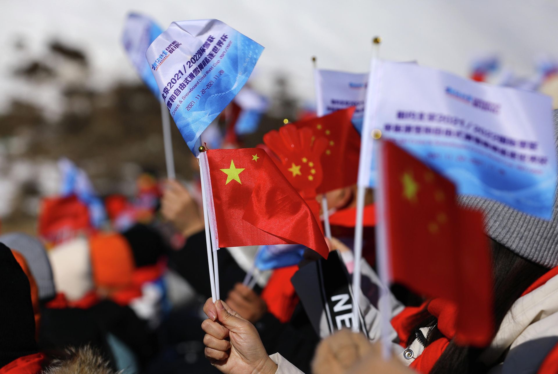 Skiing - Beijing 2022 Winter Olympics - FIS Ski Cross World Cup - Genting Snow Park, Zhangjiakou, China - November 27, 2021 Spectators hold Chinese flags before the competition - Sputnik International, 1920, 23.12.2021