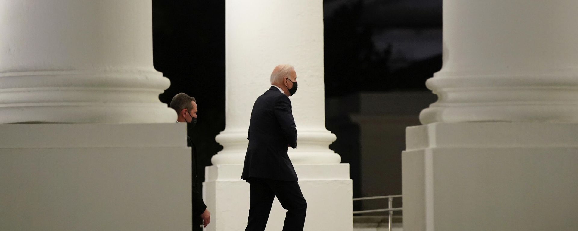 U.S. President Joe Biden arrives back at the White House from a dinner in Washington, U.S., December 3, 2021. U.S. President Joe Biden arrives back at the White House from a dinner in Washington, U.S., December 3, 2021. - Sputnik International, 1920, 06.12.2021