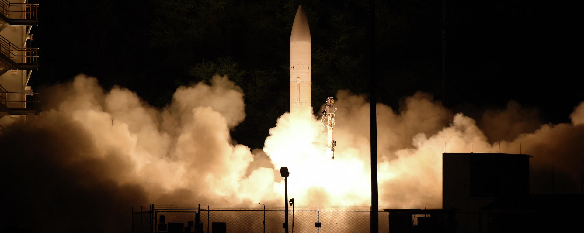 In this handout image released by the US Navy, a hypersonic missile launches from Pacific Missile Range Facility, Kauai, Hawaii, on March 19, 2020. In this handout image released by the US Navy, a hypersonic missile launches from Pacific Missile Range Facility, Kauai, Hawaii, on March 19, 2020. - Sputnik International, 1920, 06.12.2021