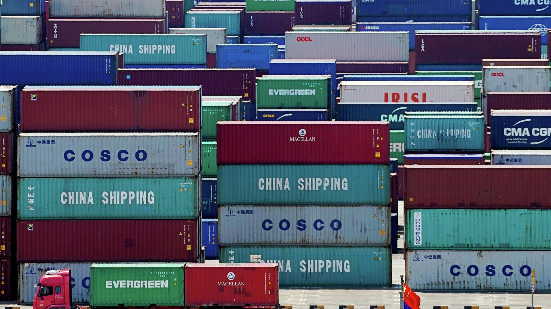 Containers are seen at the Yangshan Deep Water Port in Shanghai, China August 6, 2019 Containers are seen at the Yangshan Deep Water Port in Shanghai, China August 6, 2019 - Sputnik International, 1920, 07.12.2021
