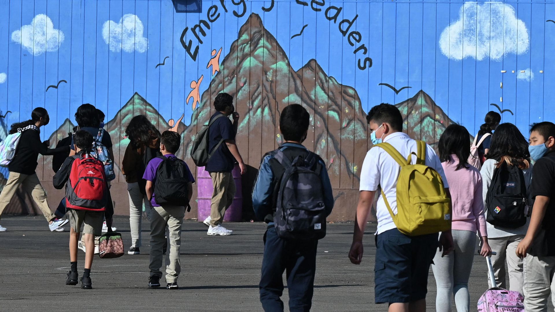 Students walk to their classrooms at a public middle school in Los Angeles, California, September 10, 2021 Students walk to their classrooms at a public middle school in Los Angeles, California, September 10, 2021 - Sputnik International, 1920, 07.12.2021
