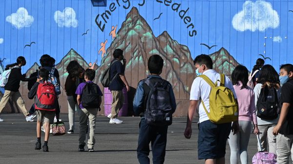 Students walk to their classrooms at a public middle school in Los Angeles, California, September 10, 2021 - Sputnik International