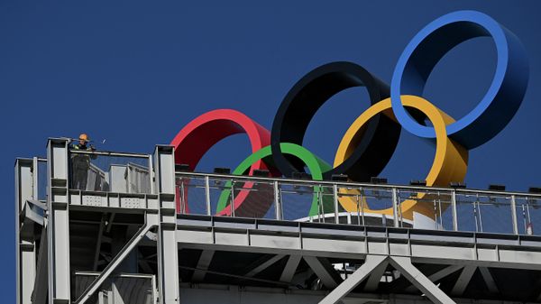 A worker paints a part of a building where the Olympic Rings are located in Shougang Park, one of the sites for the Beijing 2022 Winter Olympics, in December 1, 2021 - Sputnik International