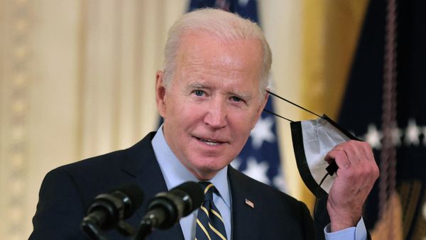 U.S. President Joe Biden removes his face mask before delivering remarks about the Build Back Better legislation's new rules around prescription drug prices in the East Room of the White House on December 06, 2021 in Washington, DC.  - Sputnik International