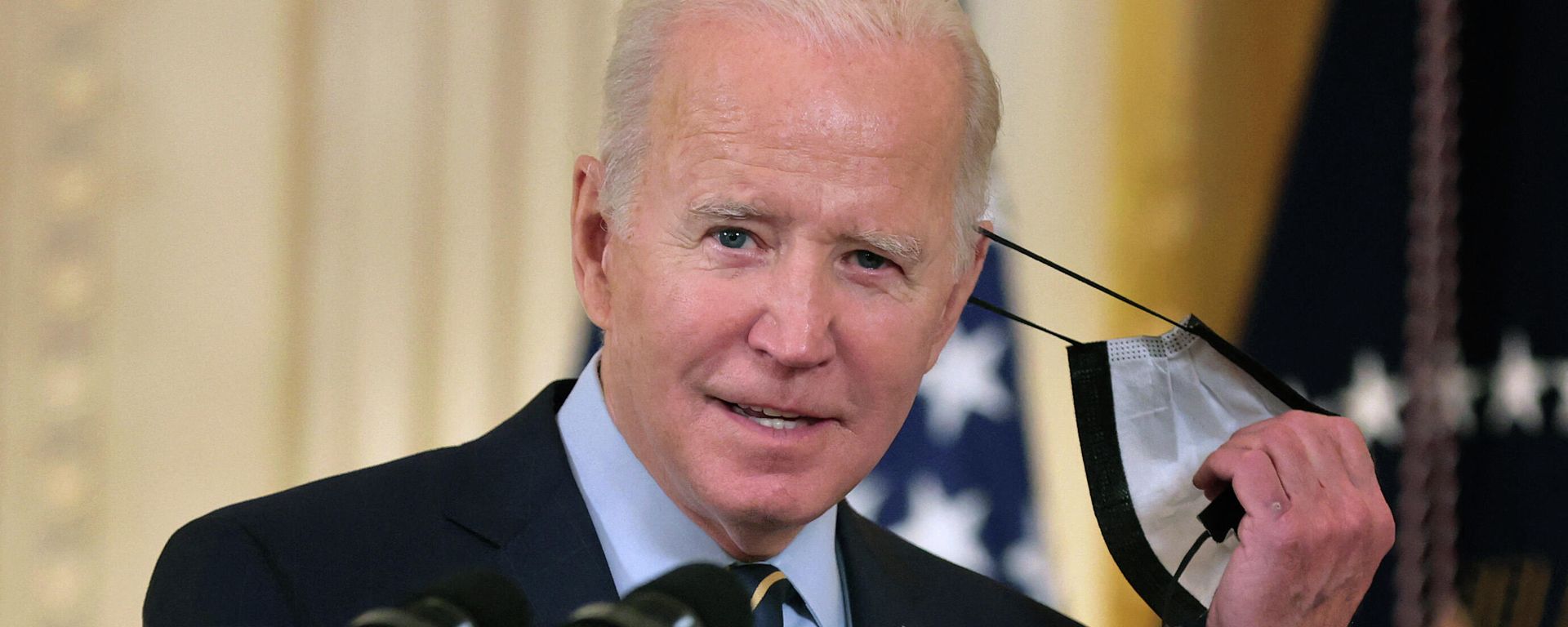 U.S. President Joe Biden removes his face mask before delivering remarks about the Build Back Better legislation's new rules around prescription drug prices in the East Room of the White House on December 06, 2021 in Washington, DC. U.S. President Joe Biden removes his face mask before delivering remarks about the Build Back Better legislation's new rules around prescription drug prices in the East Room of the White House on December 06, 2021 in Washington, DC. - Sputnik International, 1920, 09.12.2021
