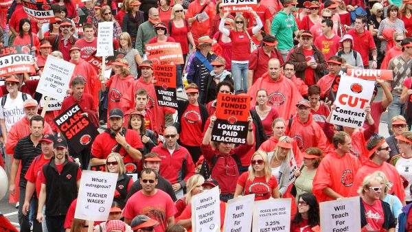 More than 10,000 teachers march to Parliament after attending a stopwork meeting in Melbourne in their campaign for a  pay rise (File) - Sputnik International