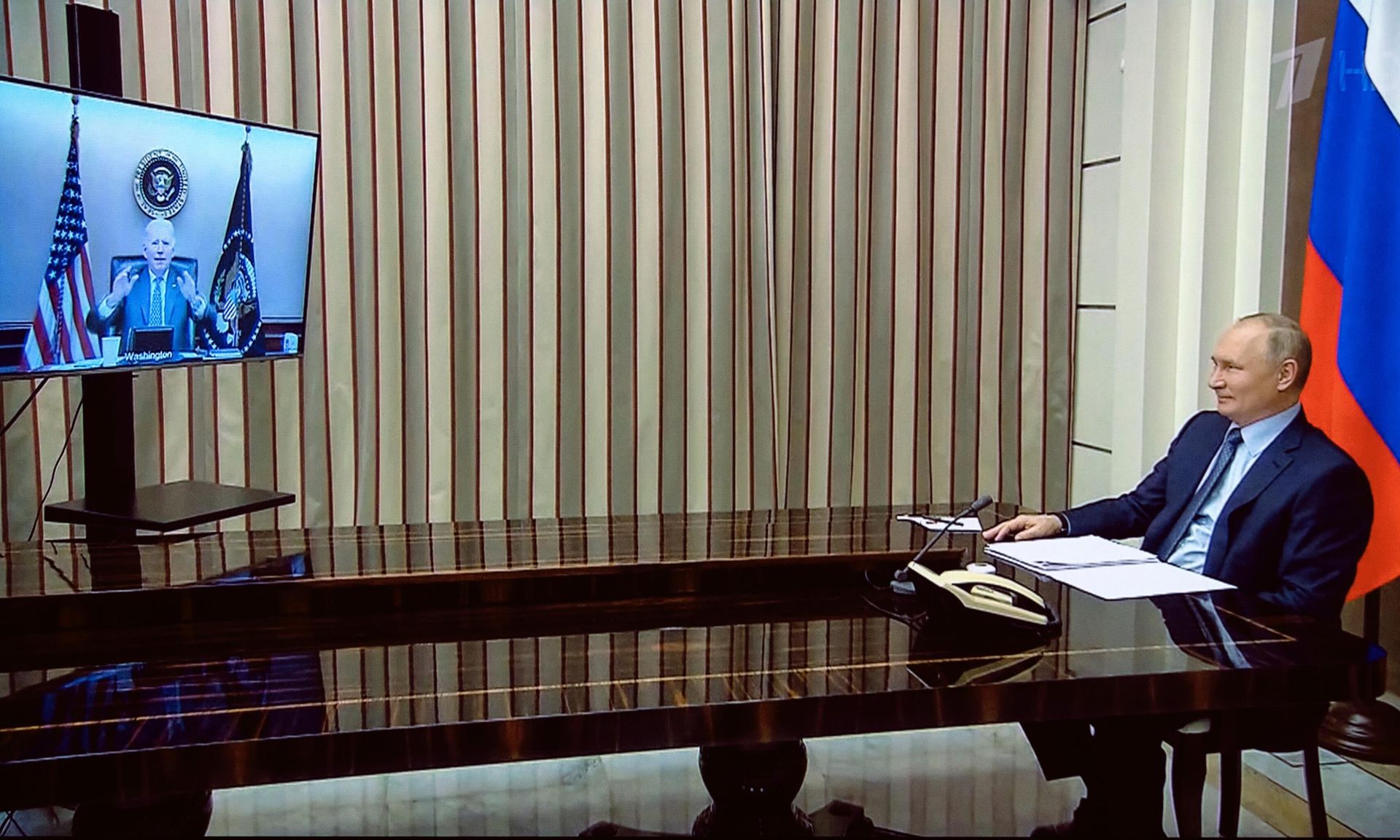 Russian President Vladimir Putin holds talks with US President Joe Biden via a video link Russian President Vladimir Putin holds talks with US President Joe Biden via a video link - Sputnik International, 1920, 21.12.2021