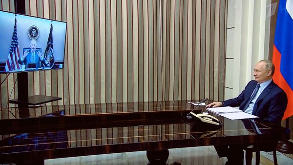 Russian President Vladimir Putin holds talks with US President Joe Biden via a video link - Sputnik International