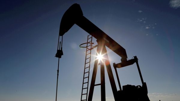 The sun is seen behind a crude oil pump jack in the Permian Basin in Loving County, Texas, U.S., November 22, 2019. - Sputnik International