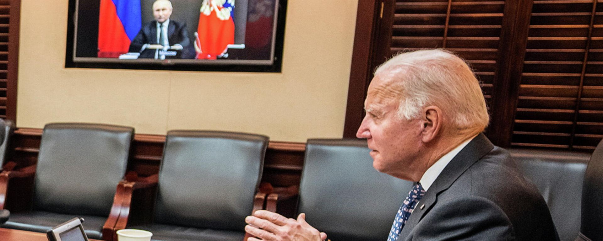 U.S. President Joe Biden holds virtual talks with Russia's President Vladimir Putin amid Western fears that Moscow plans to attack Ukraine, during a secure video call from the Situation Room at the White House in Washington, U.S., December 7, 2021. U.S. President Joe Biden holds virtual talks with Russia's President Vladimir Putin amid Western fears that Moscow plans to attack Ukraine, during a secure video call from the Situation Room at the White House in Washington, U.S., December 7, 2021. - Sputnik International, 1920, 07.12.2021