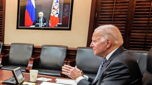 U.S. President Joe Biden holds virtual talks with Russia's President Vladimir Putin amid Western fears that Moscow plans to attack Ukraine, during a secure video call from the Situation Room at the White House in Washington, U.S., December 7, 2021. - Sputnik International