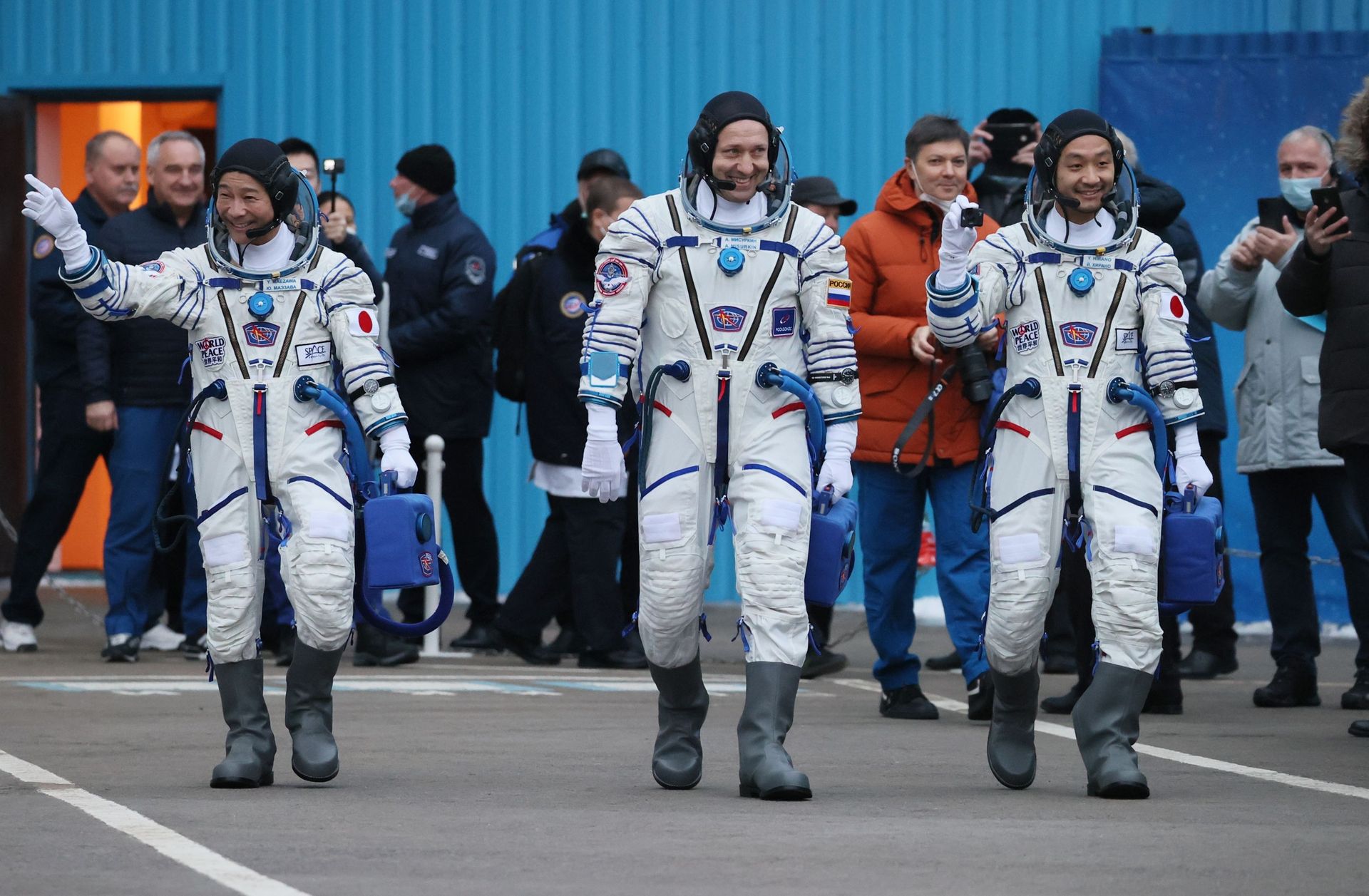 Roscosmos cosmonaut Alexander Misurkin (C) and space tourists, Japanese entrepreneur Yusaku Maezawa and his production assistant Yozo Hirano, walk before departing for their launch to the International Space Station (ISS) Roscosmos cosmonaut Alexander Misurkin (C) and space tourists, Japanese entrepreneur Yusaku Maezawa and his production assistant Yozo Hirano, walk before departing for their launch to the International Space Station (ISS) - Sputnik International, 1920, 20.12.2021