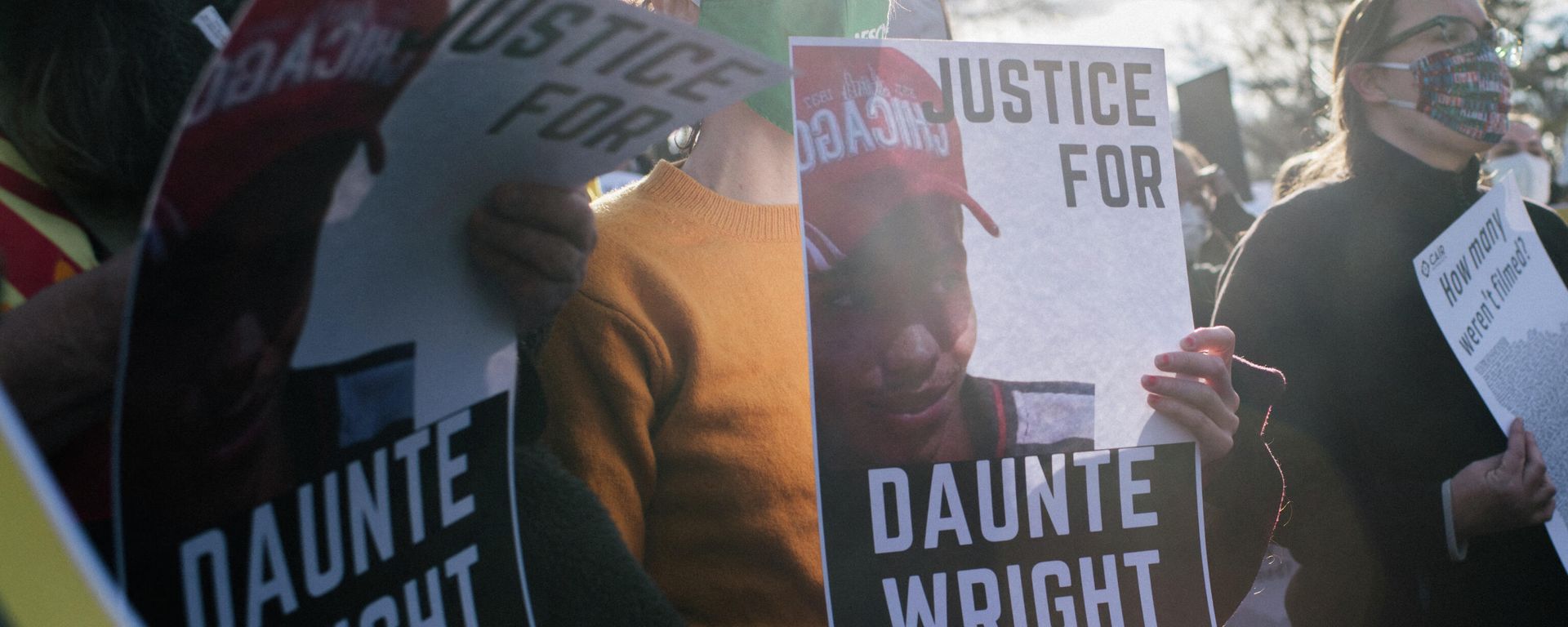 People hold signs of Daunte Wright during a demonstration on April 17, 2021 in Stillwater, Minnesota. People rallied in front of Washington County Attorney Pete Orputs home demanding murder charges be brought against former officer Kimberly Potter in the death of Daunte Wright. Protests and demonstrations continue around Minneapolis and near the Brooklyn Center following the fatal shooting of 20-year-old Daunte Wright by Brooklyn Center police officer Kimberly Potter. People hold signs of Daunte Wright during a demonstration on April 17, 2021 in Stillwater, Minnesota. People rallied in front of Washington County Attorney Pete Orputs home demanding murder charges be brought against former officer Kimberly Potter in the death of Daunte Wright. Protests and demonstrations continue around Minneapolis and near the Brooklyn Center following the fatal shooting of 20-year-old Daunte Wright by Brooklyn Center police officer Kimberly Potter. - Sputnik International, 1920, 08.12.2021