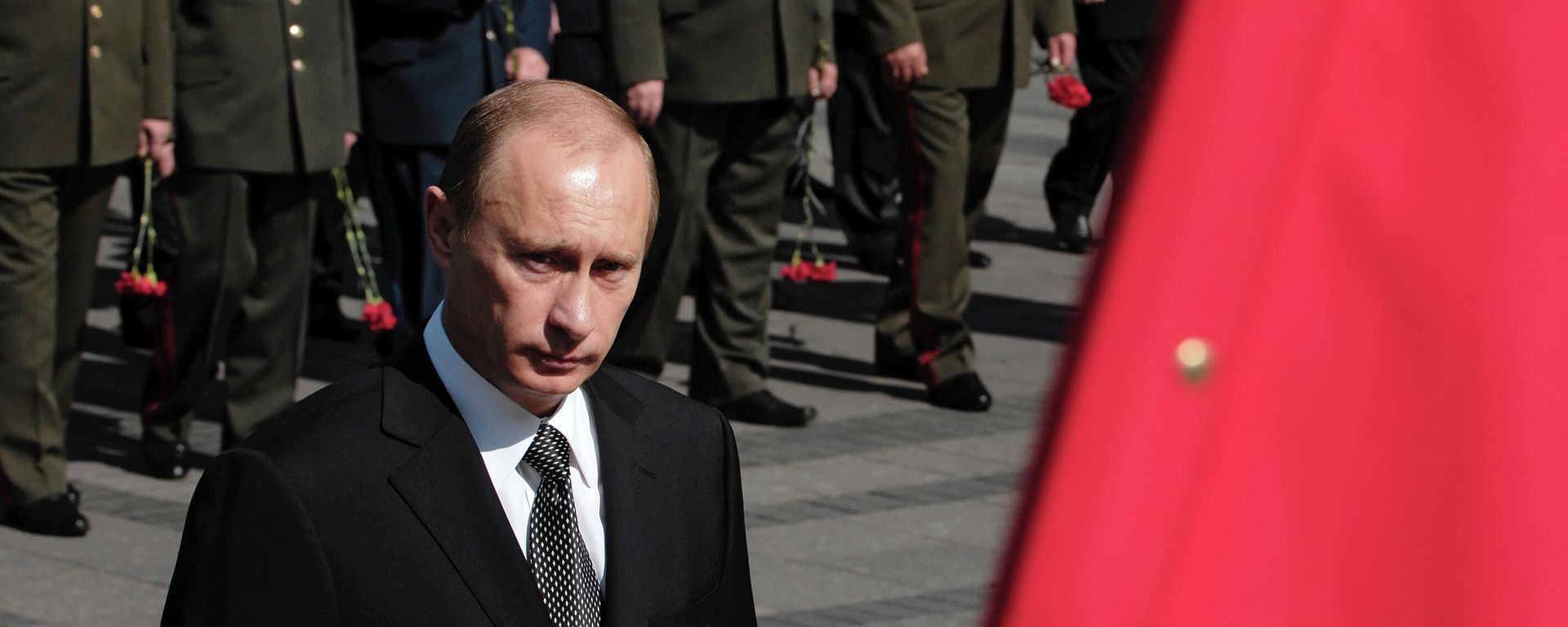 Russian President Vladimir Putin at the Tomb of the Unknown Soldier in Alexander Gardens on the 66th anniversary of the Great Patriotic War - Sputnik International, 1920, 08.12.2021