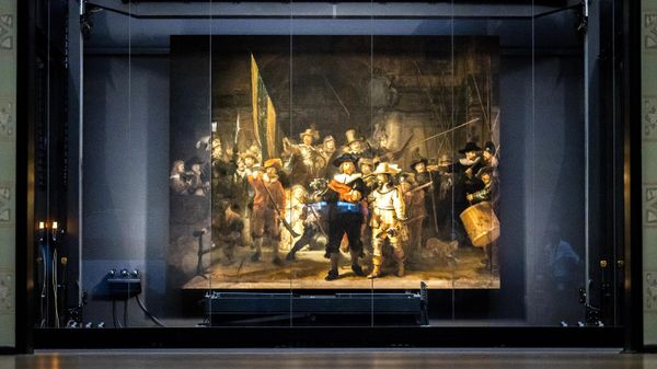 The remounted 1642 'Night Watch' is put in place at the Rijksmuseum Museum during 'Operation Night Watch',  the largest ever investigation into the painting by Dutch master Rembrandt in Amsterdam on June 22, 2021. - Sputnik International