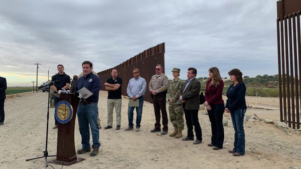 Arizona Governor Doug Ducey speaking near the US-Mexico border on December 7, 2021. - Sputnik International