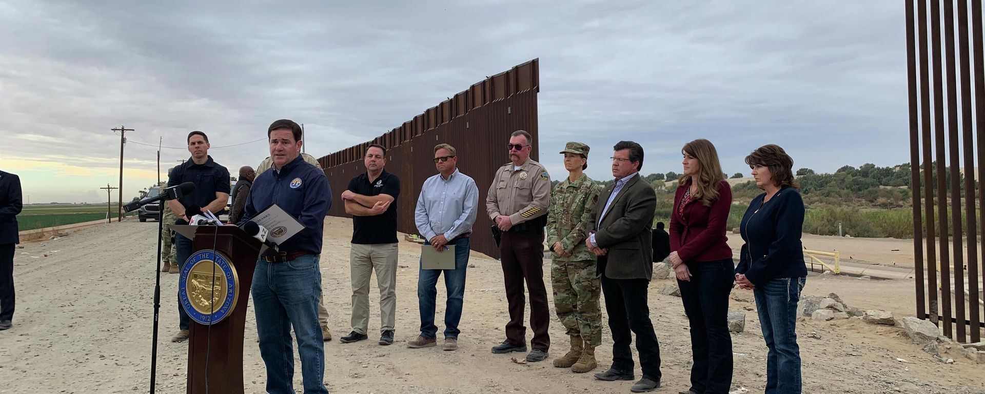 Arizona Governor Doug Ducey speaking near the US-Mexico border on December 7, 2021. - Sputnik International, 1920, 08.12.2021