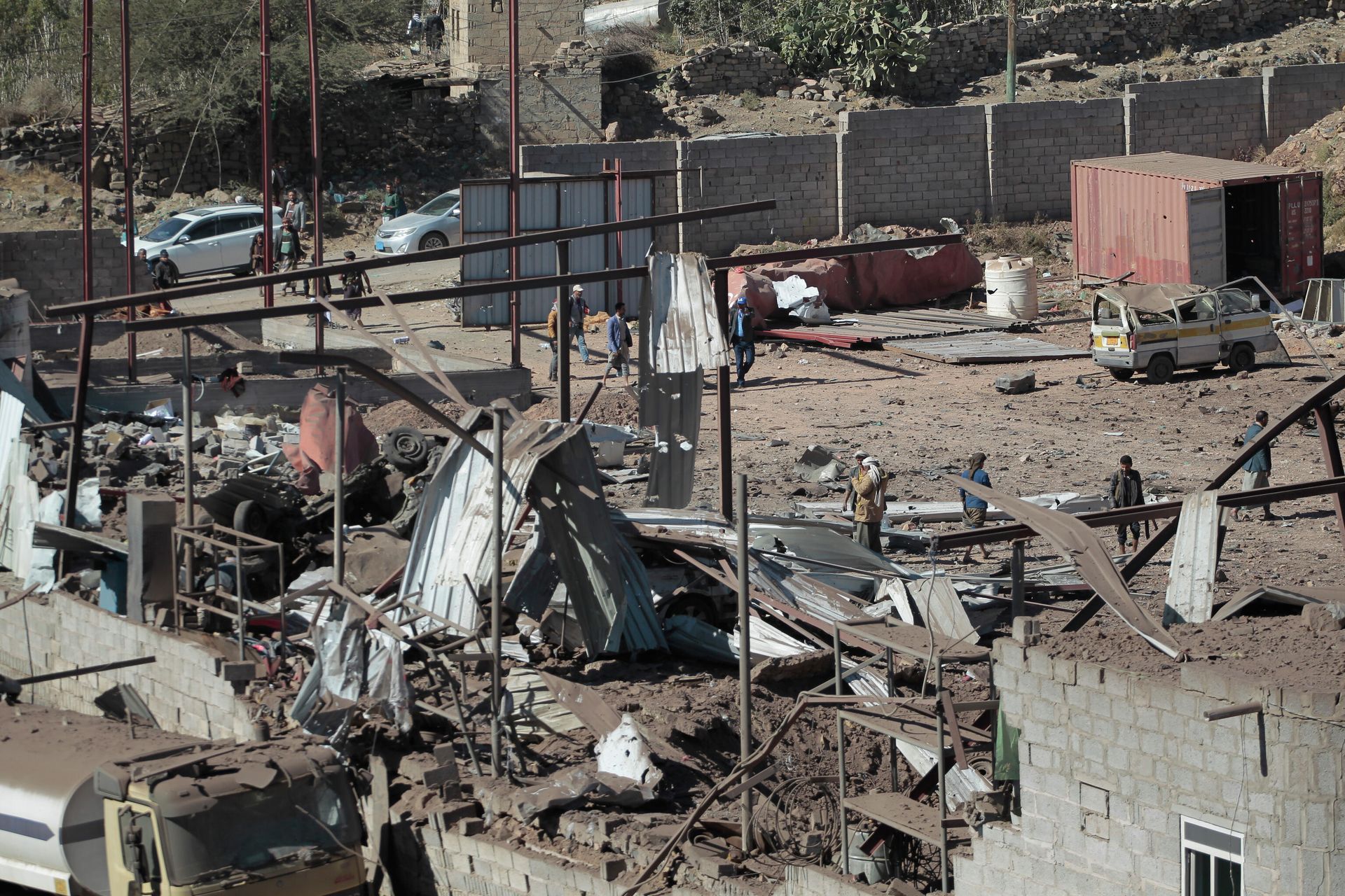 People inspect the site of airstrikes by a Saudi-led coalition on a workshop, in Sanaa, Yemen, Sunday, Dec. 5, 2021. The coalition fighting Iran-backed rebels in Yemen accelerated airstrikes on the capital and elsewhere in the conflict-stricken country in recent weeks, as government forces advanced in the west coast and the key province of Marib, officials said Sunday. - Sputnik International, 1920, 06.10.2022