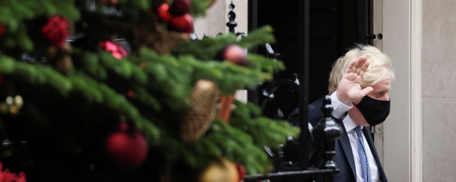 Britain's Prime Minister Boris Johnson waves outside Downing Street in London, Britain, December 8, 2021.  - Sputnik International, 1920, 09.12.2021