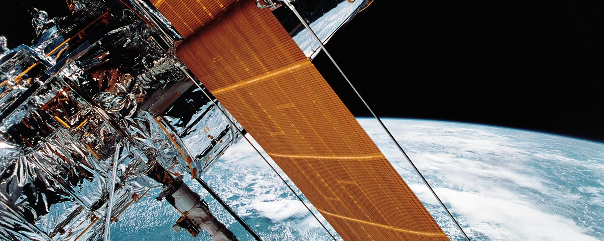 FILE - In this April 25, 1990 photograph provided by NASA, most of the giant Hubble Space Telescope can be seen as it is suspended in space by Discovery's Remote Manipulator System (RMS) following the deployment of part of its solar panels and antennae.   The Hubble Space Telescope should be back in action soon, Friday, July 16, 2021, following a tricky, remote repair job by NASA - Sputnik International, 1920, 30.09.2022