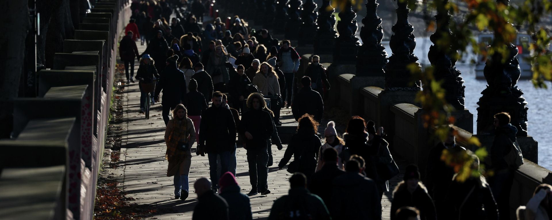 People walk along the river Thames after new measures were announced yesterday due to the Omicron coronavirus variant, in London, Britain, November 28, 2021 People walk along the river Thames after new measures were announced yesterday due to the Omicron coronavirus variant, in London, Britain, November 28, 2021 - Sputnik International, 1920, 09.12.2021