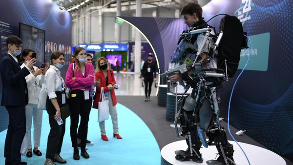 Participants in the Congress of Young Scientists in Sochi at the active exoskeleton of the upper and lower limbs with pneumonic drives Auxilium - Sputnik International
