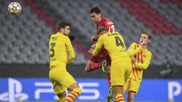Bayern Munich's German midfielder Jamal Musiala and Barcelona's Uruguayan defender Ronald Araujo vie for the ball during the UEFA Champions League group E football match FC Bayern Munich v FC Barcelona in Munich, southern Germany on December 8, 2021.  - Sputnik International
