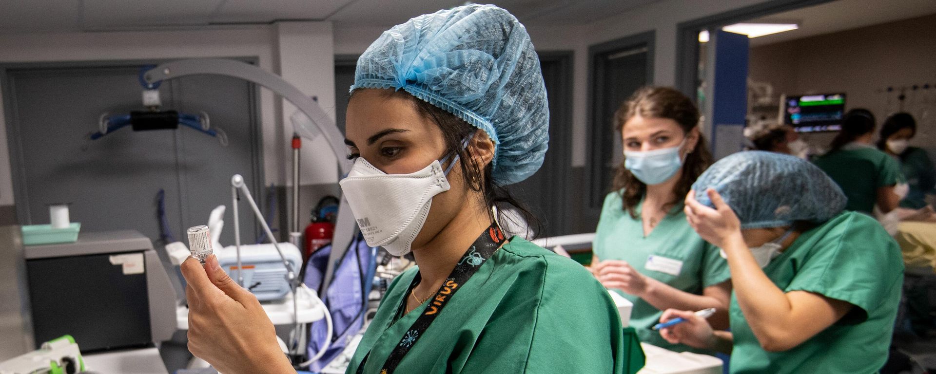 Members of the medical staff work during their night shift in an intensive care unit set up for those infected with the novel coronavirus, Covid-19, at the AP-HP Louis Mourier Hospital in Colombes, near Paris, on the firsts day hours of May 5, 2021. Members of the medical staff work during their night shift in an intensive care unit set up for those infected with the novel coronavirus, Covid-19, at the AP-HP Louis Mourier Hospital in Colombes, near Paris, on the firsts day hours of May 5, 2021. - Sputnik International, 1920, 03.01.2022