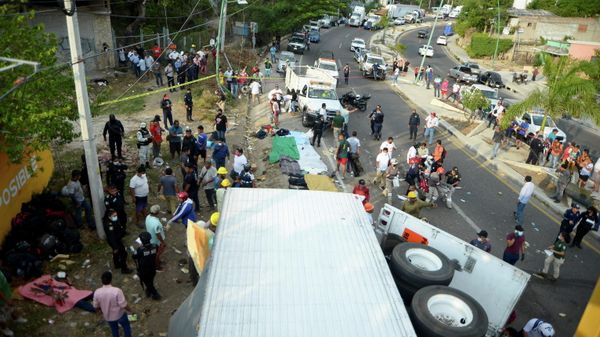 Bodies covered in white sheets are line-up at the site of a trailer accident that left at least 49 people dead, most of them migrants from Central America, in Tuxtla Gutierrez, in Chiapas state, Mexico December 9, 2021 - Sputnik International