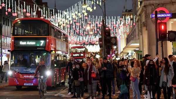 Bus passengers and shoppers view a Christmas light display along Oxford Street, London, Britain, November 20, 2021 - Sputnik International