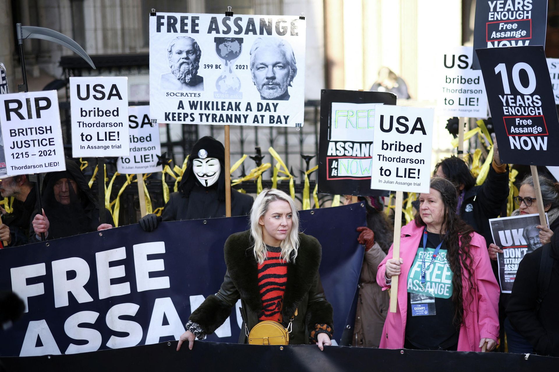 Supporters of Julian Assange display signs and banners, outside the Royal Courts of Justice in London, Britain December 10, 2021.  - Sputnik International, 1920, 10.12.2021