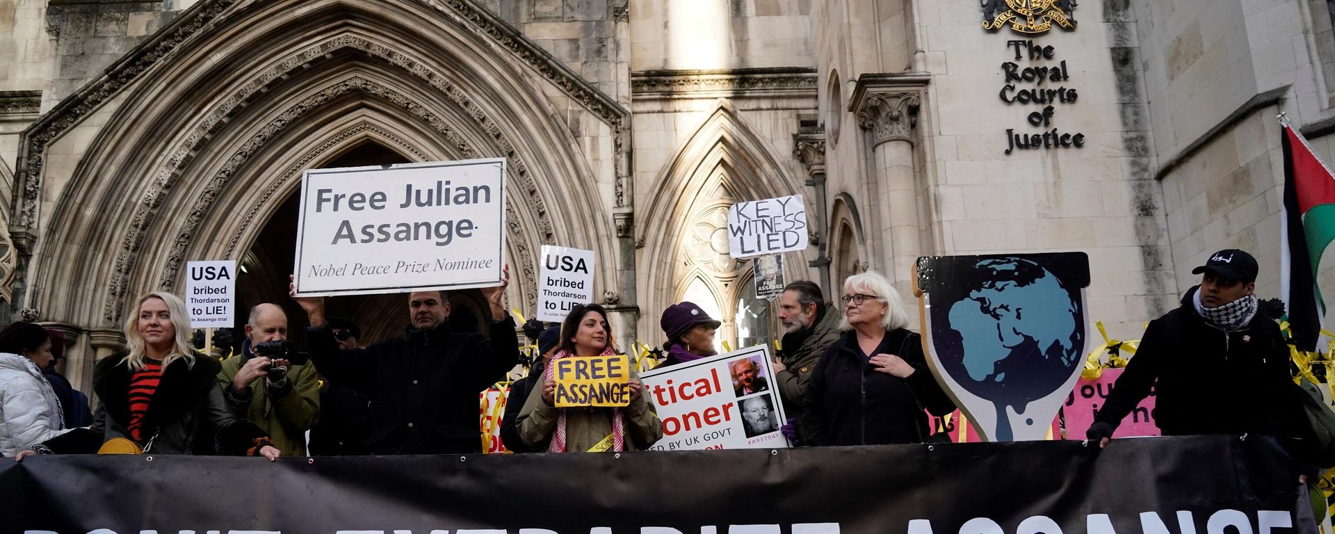 Supporters of WikiLeaks founder Julian Assange, hold placards outside the Royal Courts of Justice in London on December 10, 2021. Supporters of WikiLeaks founder Julian Assange, hold placards outside the Royal Courts of Justice in London on December 10, 2021. - Sputnik International, 1920, 10.12.2021