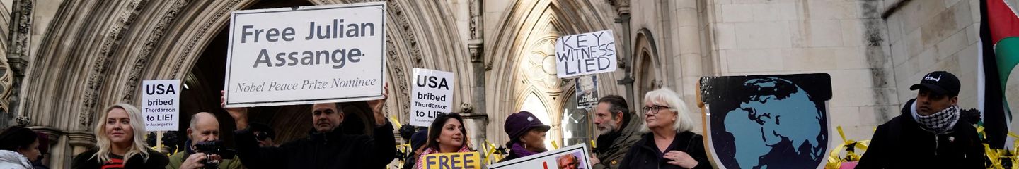Supporters of WikiLeaks founder Julian Assange, hold placards outside the Royal Courts of Justice in London on December 10, 2021.  - Sputnik International