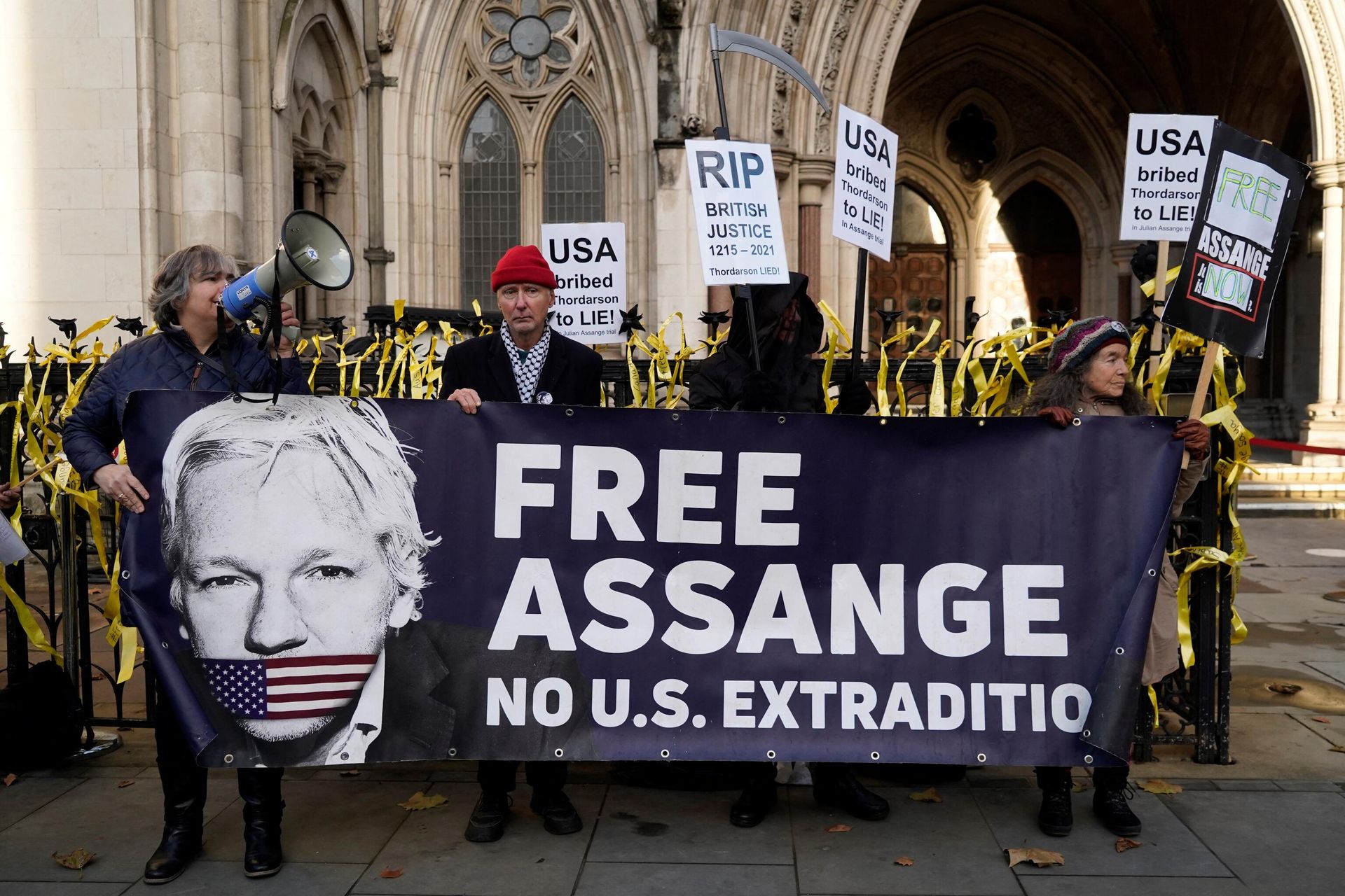 Supporters of WikiLeaks founder Julian Assange, hold placards outside the Royal Courts of Justice in London on December 10, 2021. - Sputnik International, 1920, 23.04.2022