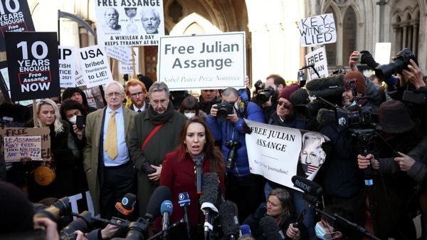 Stella Morris, partner of Wikileaks founder Julian Assange, speaks to media outside the Royal Courts of Justice following the appeal against Assange's extradition in London, Britain December 10, 2021. - Sputnik International