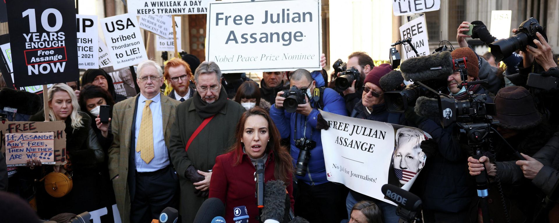 Stella Morris, partner of Wikileaks founder Julian Assange, speaks to media outside the Royal Courts of Justice following the appeal against Assange's extradition in London, Britain December 10, 2021. Stella Morris, partner of Wikileaks founder Julian Assange, speaks to media outside the Royal Courts of Justice following the appeal against Assange's extradition in London, Britain December 10, 2021. - Sputnik International, 1920, 10.12.2021