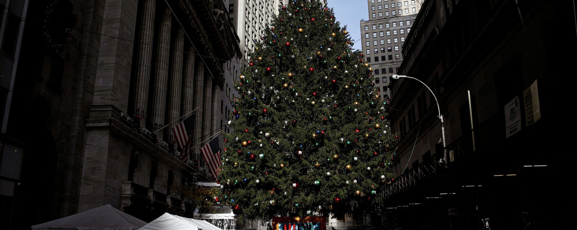 The New York Stock Exchange Christmas tree is seen outside of the New York Stock Exchange (NYSE) in New York City, U.S., December 1, 2021. The New York Stock Exchange Christmas tree is seen outside of the New York Stock Exchange (NYSE) in New York City, U.S., December 1, 2021. - Sputnik International, 1920, 10.12.2021