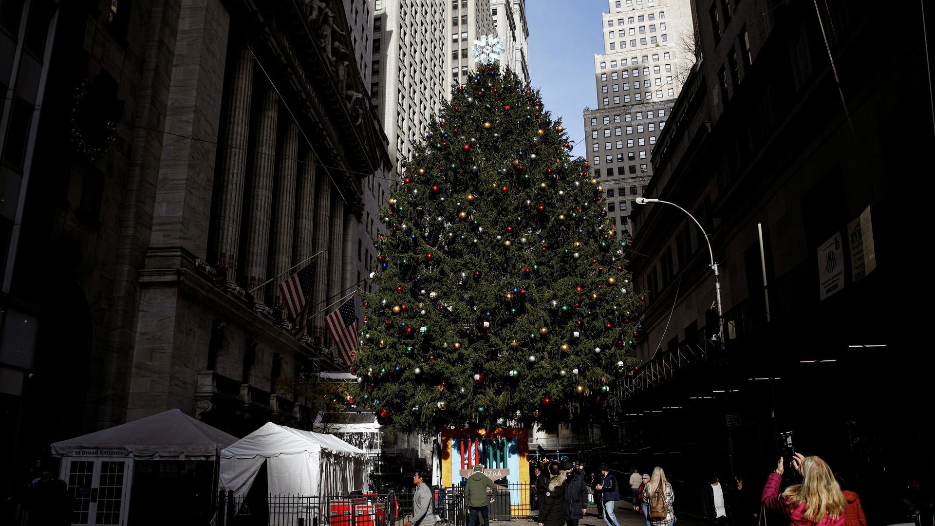 The New York Stock Exchange Christmas tree is seen outside of the New York Stock Exchange (NYSE) in New York City, U.S., December 1, 2021. The New York Stock Exchange Christmas tree is seen outside of the New York Stock Exchange (NYSE) in New York City, U.S., December 1, 2021. - Sputnik International, 1920, 02.01.2022