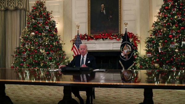 U.S. President Joe Biden and Vice President Kamala Harris meet with members of the White House COVID-19 Response Team on developments related to the Omicron COVID-19 variant from the State Dining Room at the White House in Washington, U.S., December 9, 2021. - Sputnik International