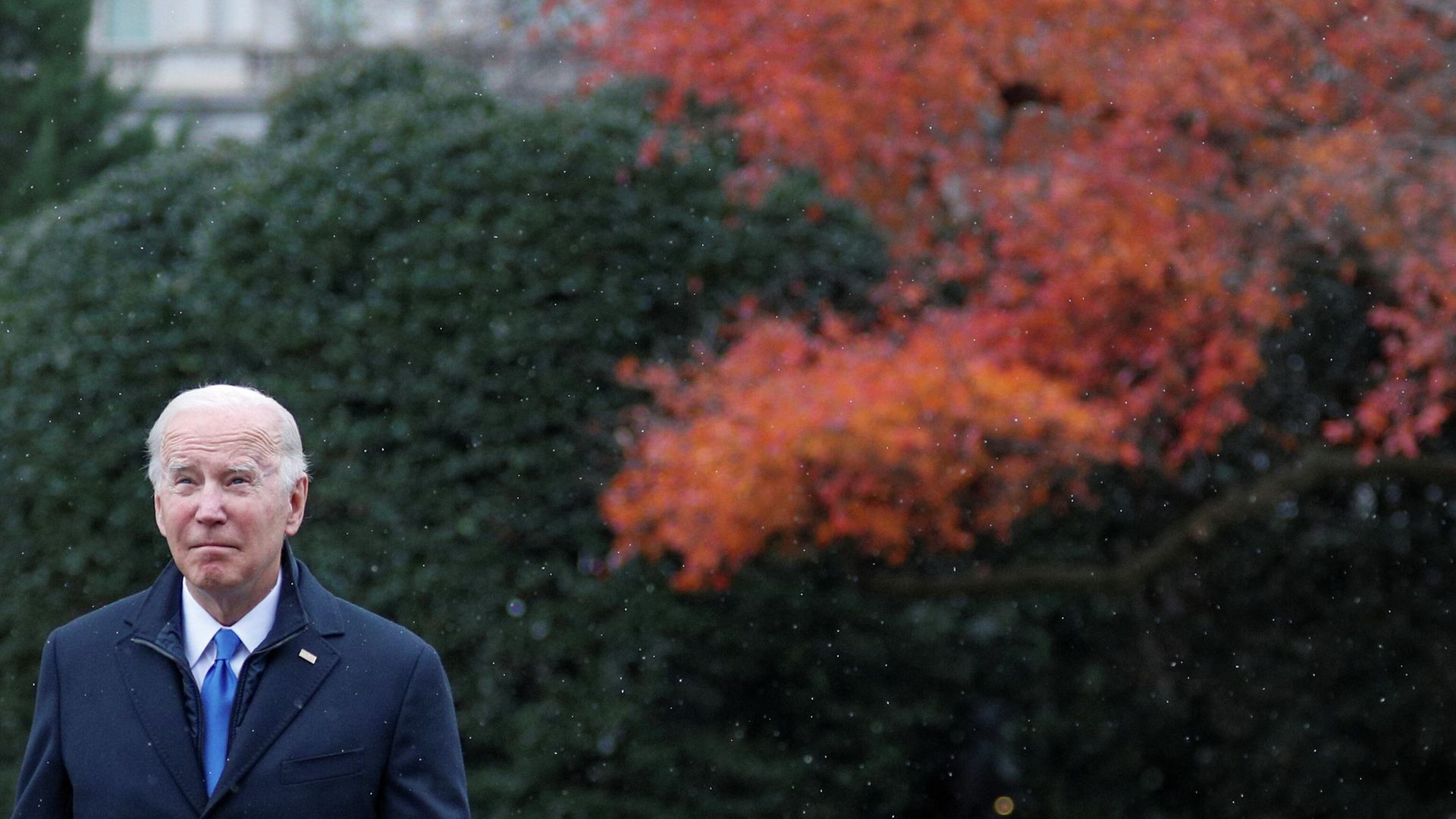 U.S. President Joe Biden reacts to the sight of snow falling, while walking to Marine One at the South Lawn of the White House in Washington, U.S, December 8, 2021. U.S. President Joe Biden reacts to the sight of snow falling, while walking to Marine One at the South Lawn of the White House in Washington, U.S, December 8, 2021. - Sputnik International, 1920, 10.12.2021