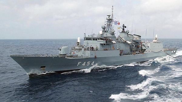 A view from onboard the US Navy (USN) Sacramento Class Fast Combat Support Ship, USS SEATTLE (AOE 3), showing The Greece Navy Hydra Class (Meko 200HN) Frigate, Hellenic Ship (HS) PSARA (F 454), underway conducting Replenishment At Sea (RAS) operations during Operation ENDURING FREEDOM. - Sputnik International