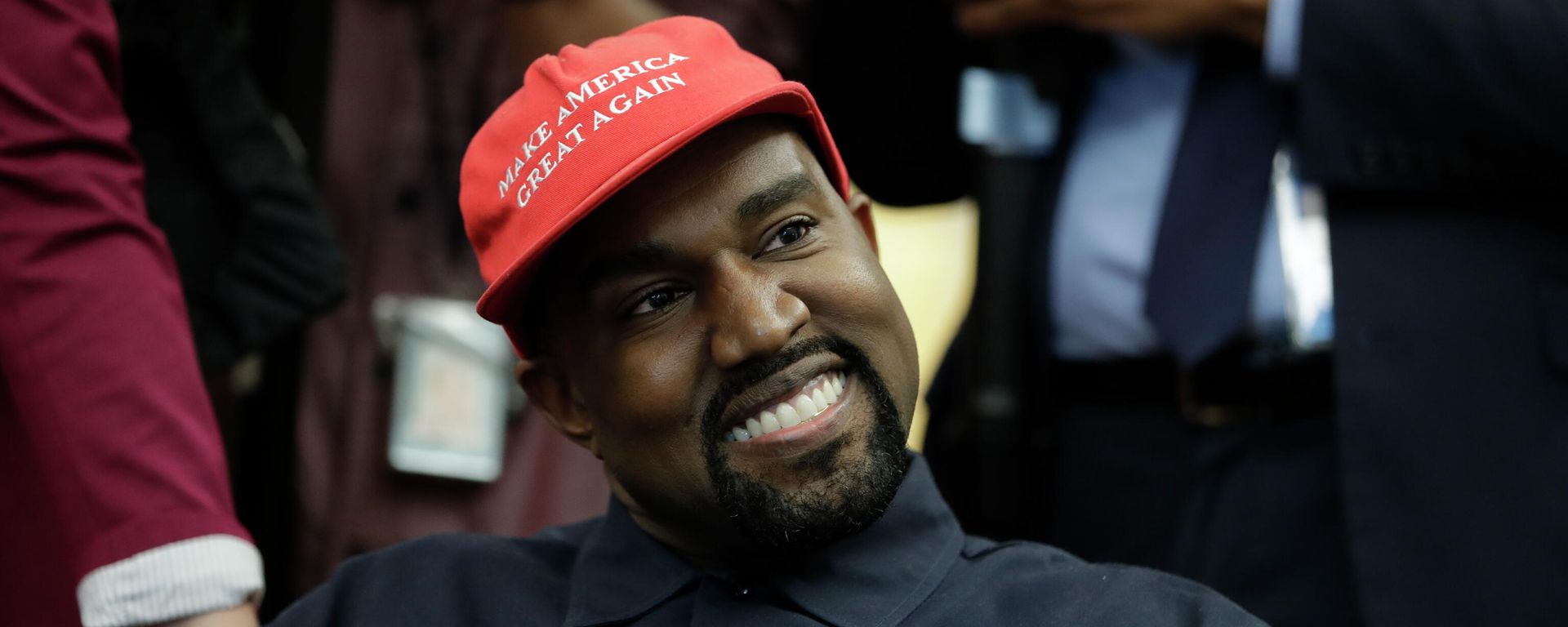Rapper Kanye West wears a Make America Great again hat during a meeting with President Donald Trump in the Oval Office of the White House in Washington on Oct. 11, 2018. - Sputnik International, 1920, 11.12.2021